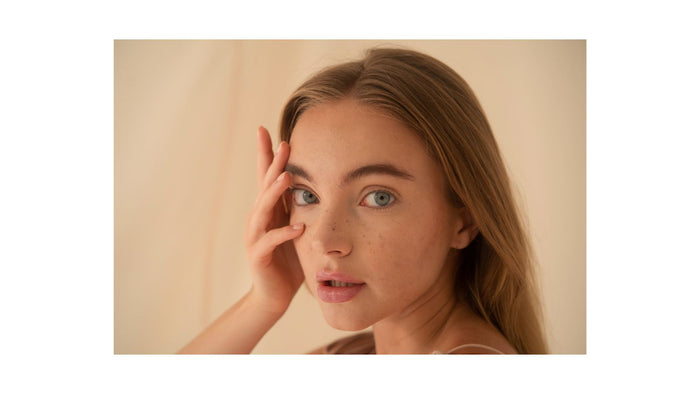 kvinde med ansigtsmaske derhjemme