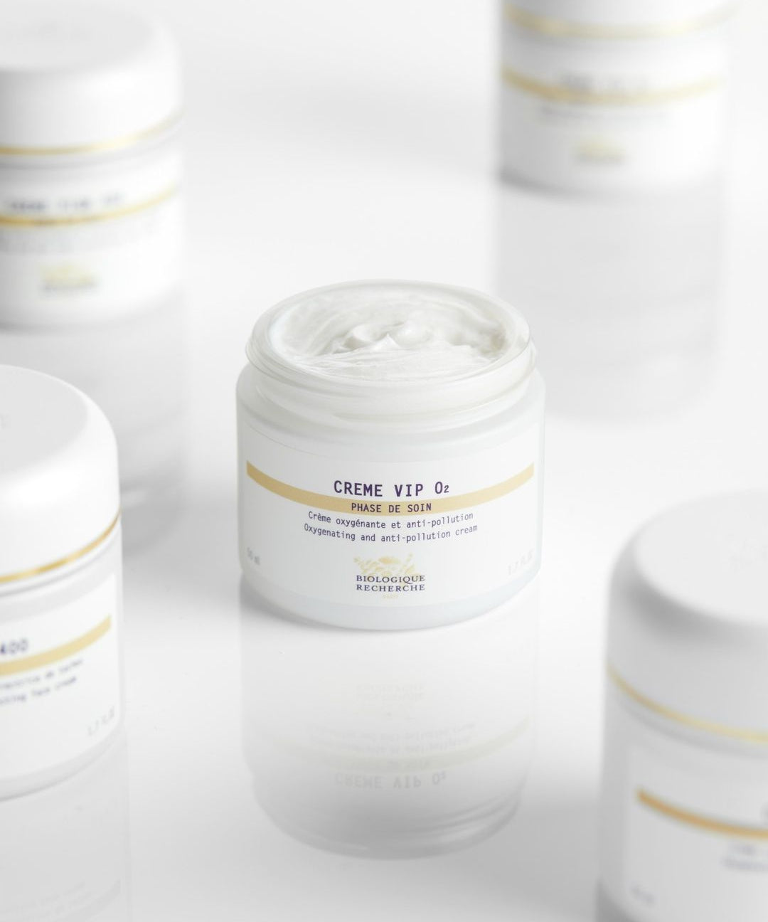 Formulatedwitharichconcentrationofactiveingredientsthatcombatpollutiondamagebycapturingpollutingagentsontheepidermis_CremeVIPO2protectstheskinfromoxidativestressandhelpstorestoreradia.jpg