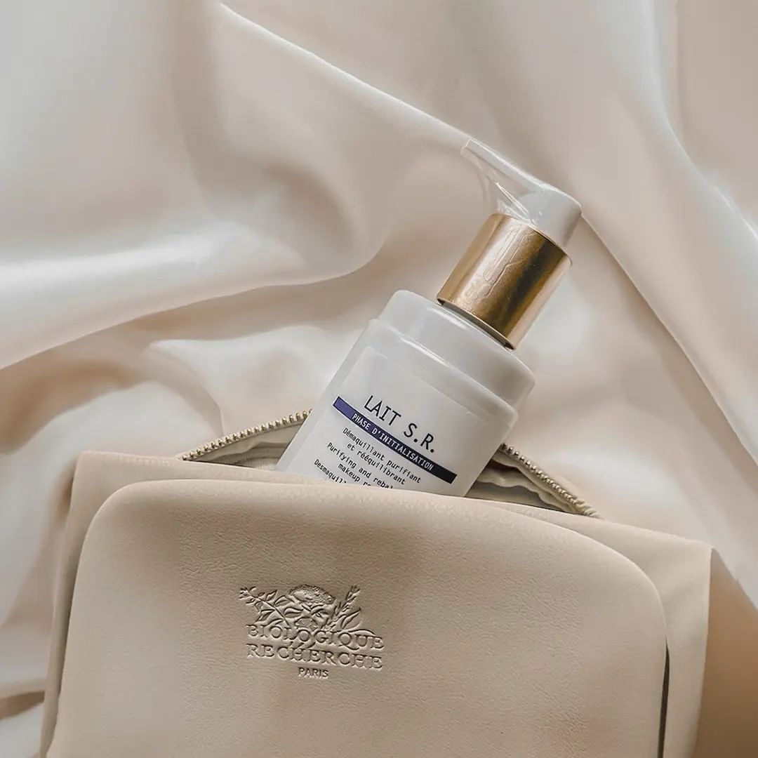 LaitS.R.isonesuchcleanser_formulatedfordeepcleansing_purifying.Itremovesimpurities_excesssebumfromtheskin_ssurface.Coconutderivedestersgentlycleanseandremovemakeupwithoutirritatingthe.jpg